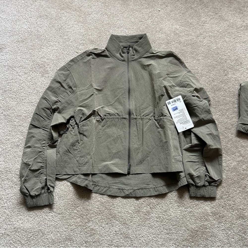 7-24 Size XS/4 NWT Lulu Crinkle Nylon Cinchable Jacket